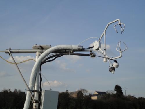 Mât de Eddy covariance avec un anémomètre sonique et des lignes de prélèvement de gaz.