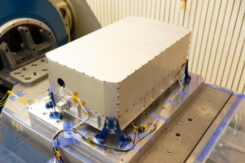 Maquette de l'instrument VenSpec-H sur banc d'essai vibratoire