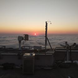 Le toit de l'observatoire du Maïdo au-dessus de la plate-forme nuageuse pendant un coucher de soleil