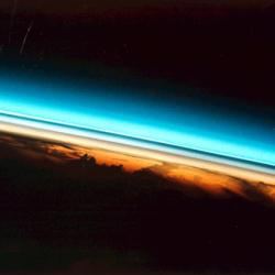 Couche d’aérosols orange-blanchâtre dans la stratosphère 1984